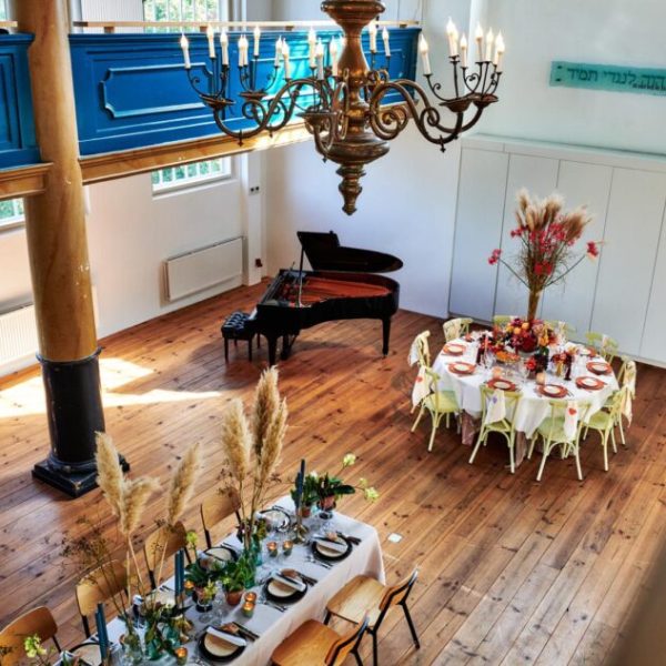 Uilenburgersjoel synagogezaal-tafels